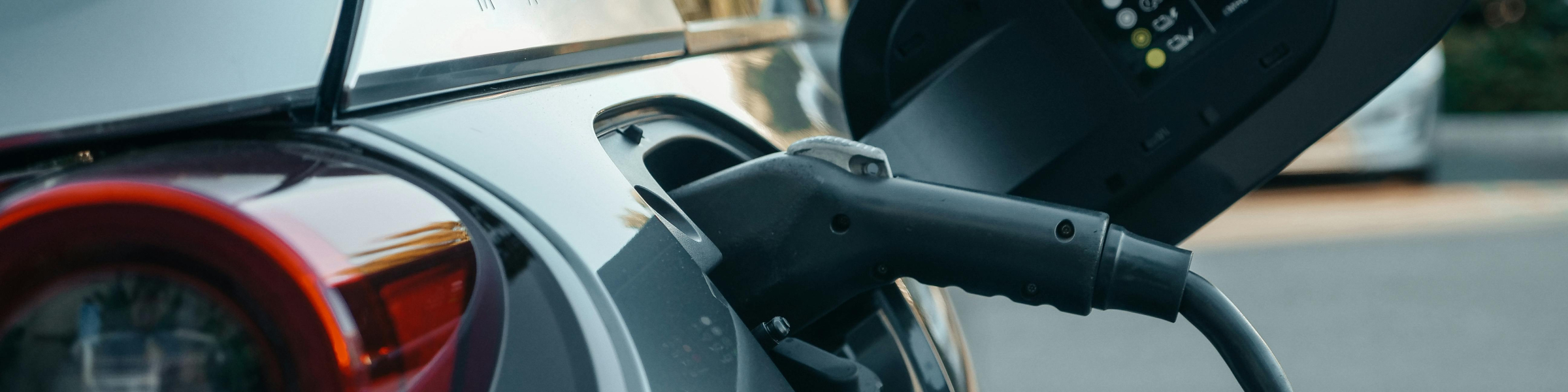 Header background Laadstekker in wagen