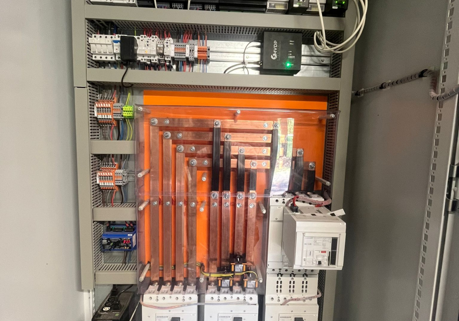 Elektrische kast bij industriële batterijen