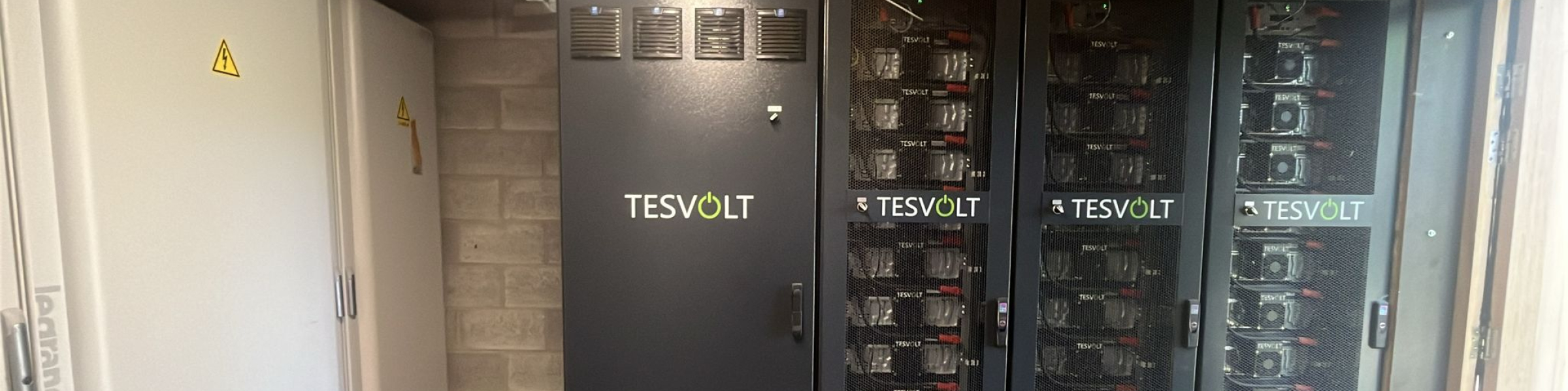 Header background Foto van industriële batterijen